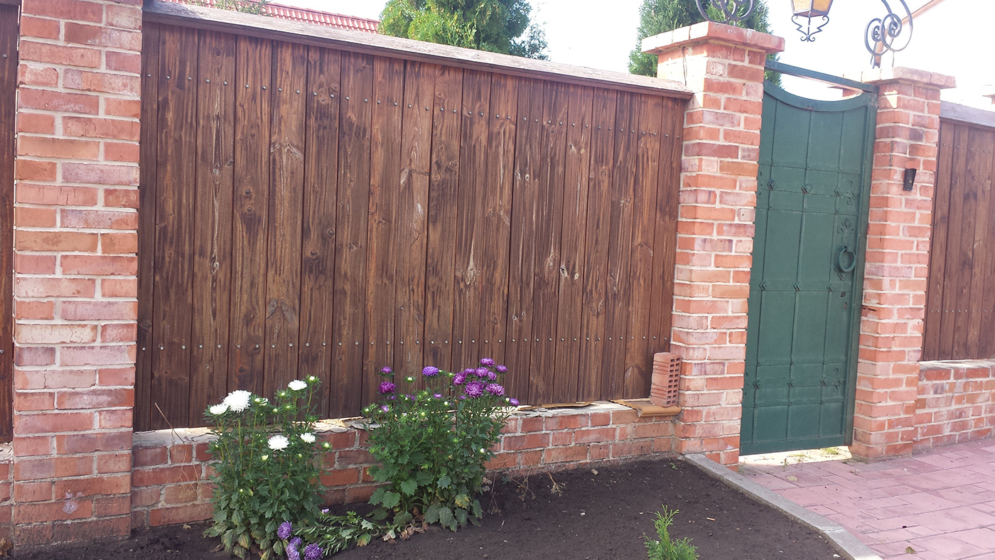 Красивый дом и забор из кирпича